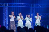 minan（左端）を迎えてコラボ曲「葦の踊り子 feat. minan」を初披露するNegicco。