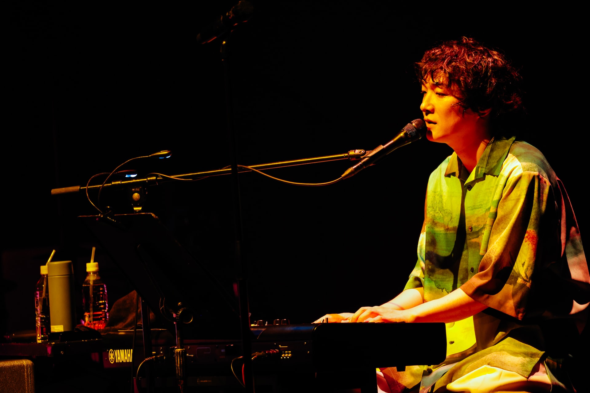 石崎ひゅーい、デビュー14周年記念日に届けた“僕たち”の歌（ライブ