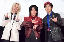 Mrs. GREEN APPLE。大森元貴（中央）はウェブシューターから糸を放ちながら“アイラブユー”ポーズ。