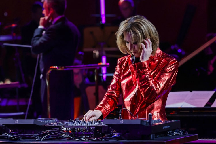 DJプレイを披露するYOSHIKI。