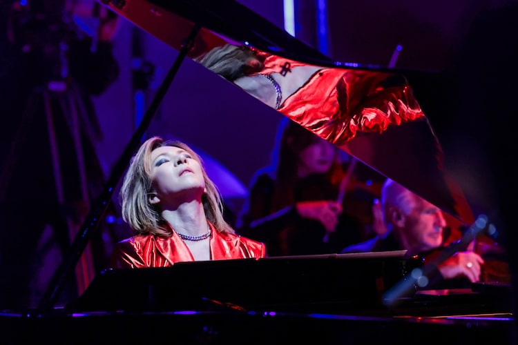 ピアノを弾くYOSHIKI。