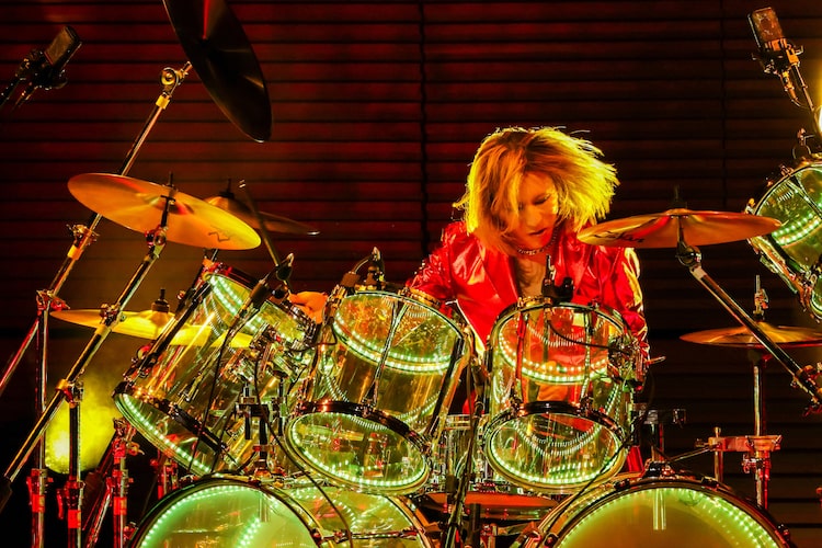 ドラムを叩くYOSHIKI。