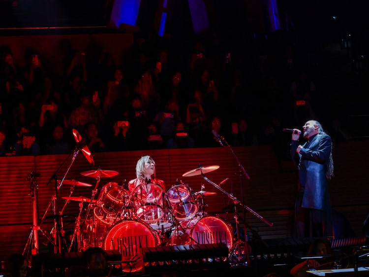 ドラム演奏するYOSHIKIと歌うジョナサン・デイヴィス。