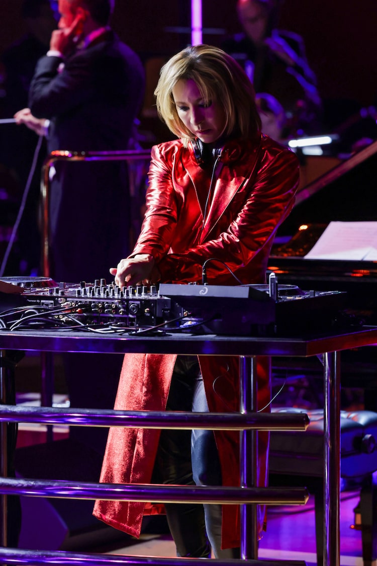 DJプレイを披露するYOSHIKI。