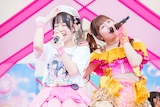 羽賀うるな（UtaGe!）と佐々木彩夏（ももいろクローバーZ）。