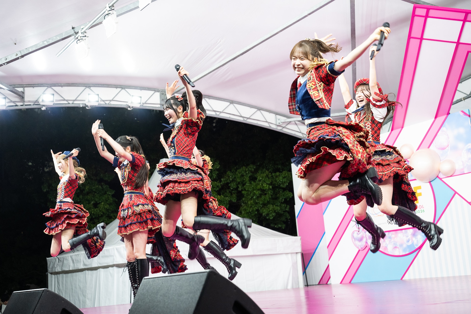 AKB48が少数精鋭で魅せた「TIF」ステージ、新曲「好きish」もかわいくパフォーマンス