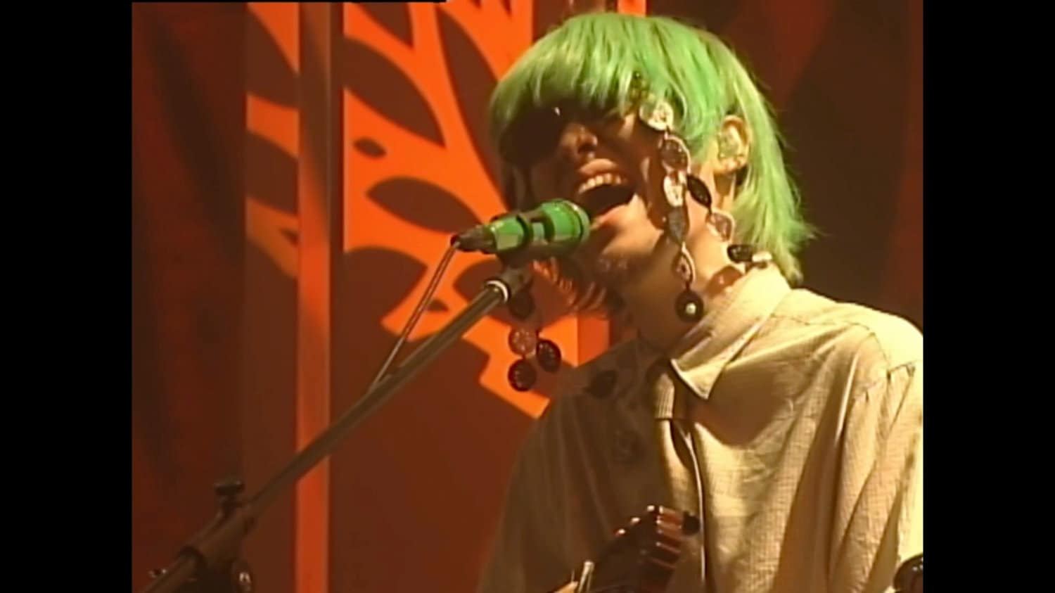 Kroi初のアコースティックライブが映像化、ライブCDとセットでリリース