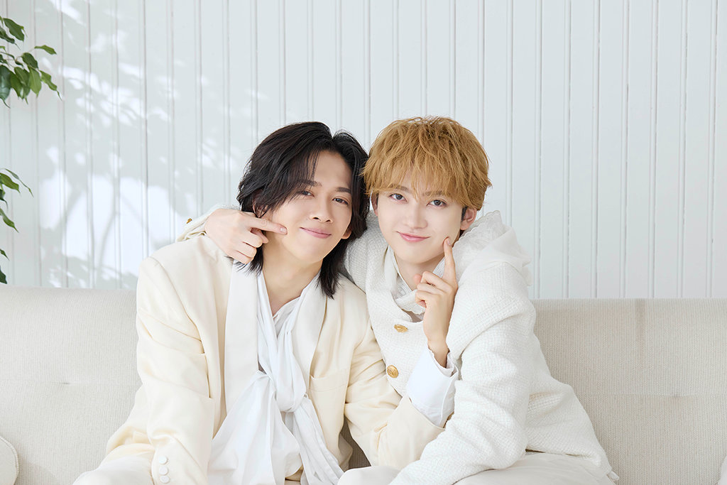 超特急リョウガ＆ユーキ「生もちロール」のアンバサダーに！ほっぺをムニムニしたり、2人で生地に巻かれにいったり