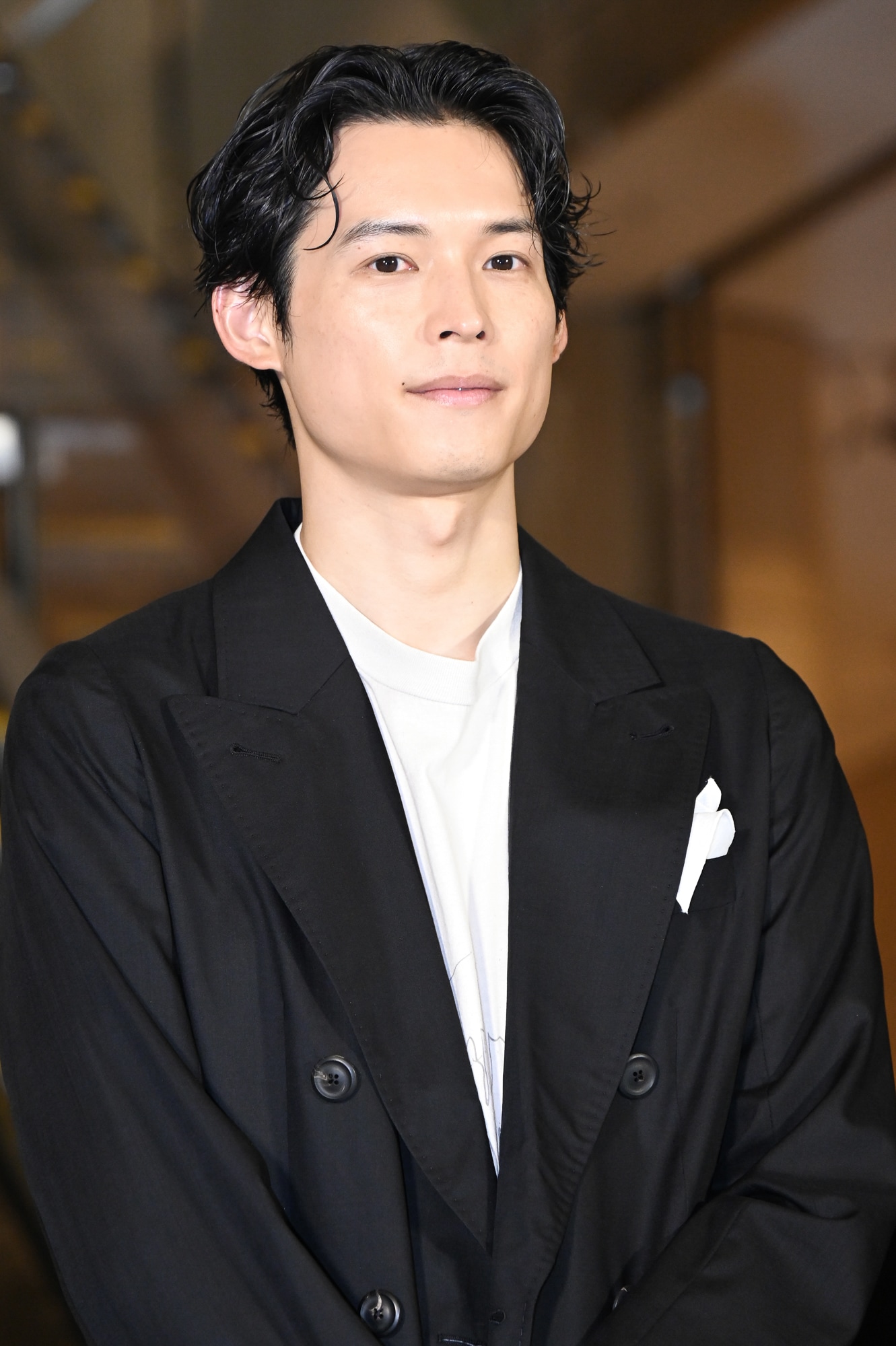 松村北斗が東野圭吾の思いを受け継ぐ覚悟、映画「白鳥とコウモリ」セレモニーで語る