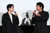 納豆トークで白熱する松村北斗（左）と柄本佑（右）。