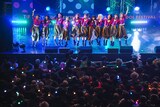 肩を組むGANG PARADEと遊び人。