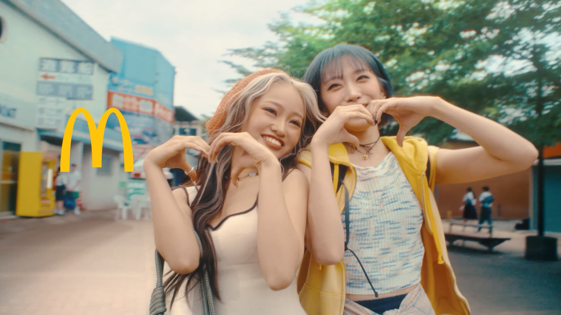 HANAのJISOOとYURI、マクドナルドのフラッペ＆スムージー手に遊覧船やゲーセン満喫