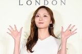 両手を振る梅澤美波。