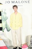 塩野瑛久の全身カット。