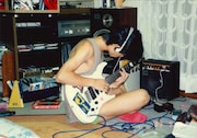 「高校2年生のときの写真です。アンプにギターをつないでいるのに、ヘッドフォンで聴いてるのは意味わかんないですね（笑）」