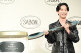 巨大なボディスクラブの蓋を開けて笑顔の田中樹（SixTONES）。
