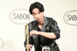 ボディスクラブの使い方をレクチャーする田中樹（SixTONES）。