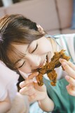 「アンジュルム川名凜1stフォトブック ケロちゃん カエル大好きノート」より。