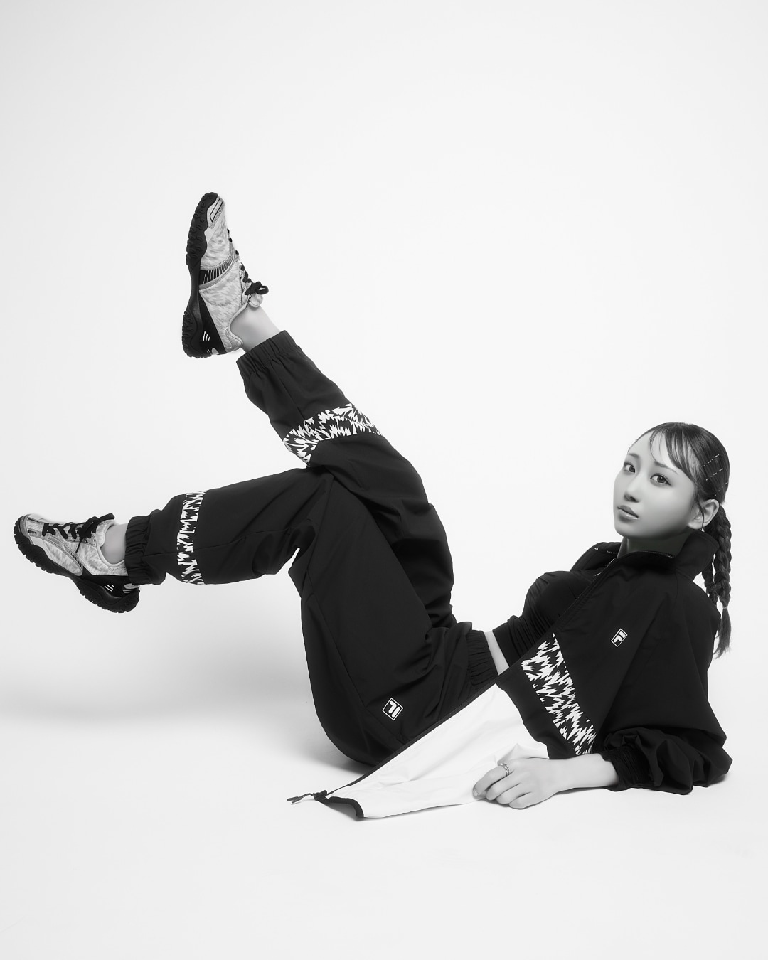 瀧脇笙古（＝LOVE）FILA 2026FWコレクション LOOK 1着用カット。 [画像