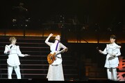 ソニンの「カレーライスの女」のパフォーマンスをエプロン姿で盛り上げる堂本光一（左）、井上芳雄（右）。