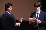 借り物競争でタッグを組んだ藤本洸大と簡秀吉。ファンミーティング「修学旅行で仲良くないグループに入りました～夏休み同窓会～」より。