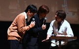 清水海李（右）に駆け寄る福田歩汰（DXTEEN / 左）と桜木雅哉（原因は自分にある。 / 中央）。ファンミーティング「修学旅行で仲良くないグループに入りました～夏休み同窓会～」より。