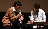 清水海李（右）を応援する福田歩汰（DXTEEN / 左）と桜木雅哉（原因は自分にある。 / 中央）。ファンミーティング「修学旅行で仲良くないグループに入りました～夏休み同窓会～」より。