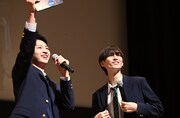 藤本洸大と簡秀吉。ファンミーティング「修学旅行で仲良くないグループに入りました～夏休み同窓会～」より。ファンミーティング「修学旅行で仲良くないグループに入りました～夏休み同窓会～」より。