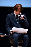 悩む桜木雅哉（原因は自分にある。）。ファンミーティング「修学旅行で仲良くないグループに入りました～夏休み同窓会～」より。