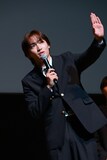 客席の方向へ手を掲げる桜木雅哉（原因は自分にある。）。ファンミーティング「修学旅行で仲良くないグループに入りました～夏休み同窓会～」より。