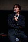 コメントを求められ、それに応える桜木雅哉（原因は自分にある。）。ファンミーティング「修学旅行で仲良くないグループに入りました～夏休み同窓会～」より。