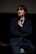 コメントを求められ、それに応える桜木雅哉（原因は自分にある。）。ファンミーティング「修学旅行で仲良くないグループに入りました～夏休み同窓会～」より。