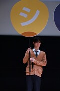 「シーズン2」の「シ」のうちわを抱える福田歩汰（DXTEEN）。ファンミーティング「修学旅行で仲良くないグループに入りました～夏休み同窓会～」より。