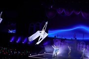 エアリアルのパフォーマンスで宙を舞うユーキ。