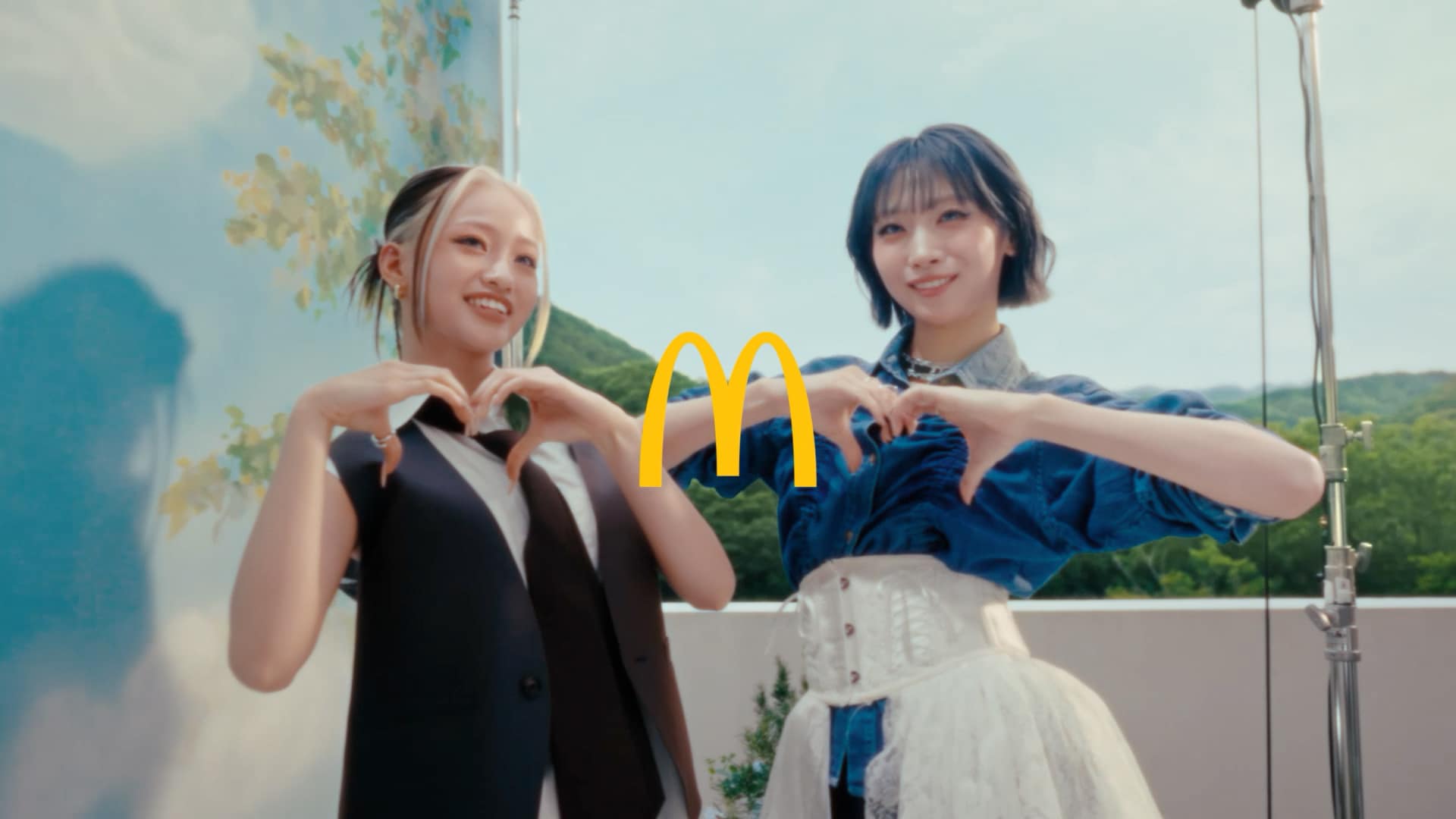 HANAのJISOOとYURIがミント色の空間でダンス、マクドナルド「クッキー＆チョコミントフラッペ」CM