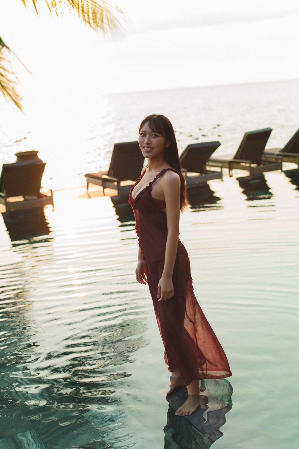 ≒JOY逢田珠里依と目が合った、写真集「夏はジュリイ」未収録カット3枚