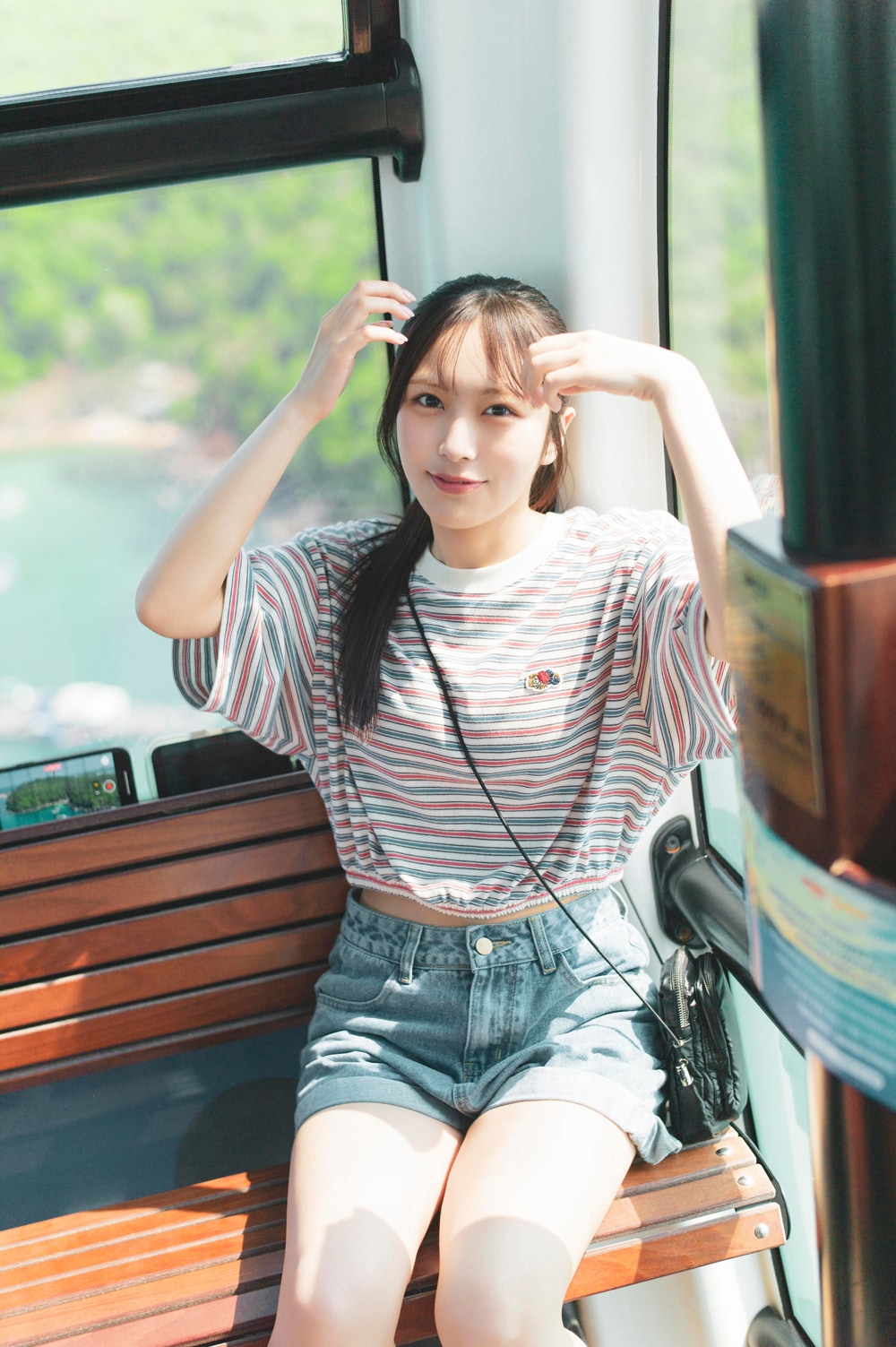 ≒JOY逢田珠里依と目が合った、写真集「夏はジュリイ」未収録カット3枚