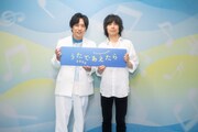 8月15日にNHK総合ほかで放送される新たな夏の音楽特番「夏の音楽祭 うたであえたら 2026」に出演する二宮和也と宮本浩次。
