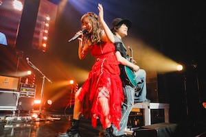 CHiCO and HoneyWorks saat membawakan duet "あなた"