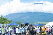 富士山を背にDJプレイを披露するDJ YASUMOTO。