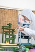 流しそうめんを楽しむ風見和香。
