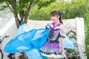 イルカを持った真山りか。