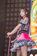 ステッキを使ったパフォーマンスを披露する仲村悠菜。