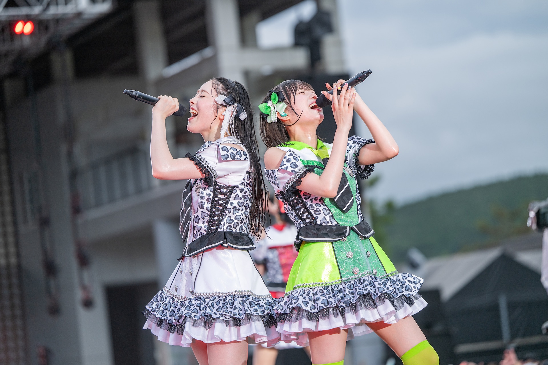 熱唱する風見和香（左）と小久保柚乃（右）。 [画像ギャラリー 21/150