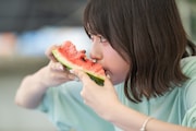 スイカを味わう小久保柚乃。