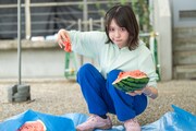 村に現れた野獣のようにスイカをつかむ小久保柚乃。