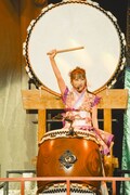 祭り太鼓を叩く高城れに。©hajime kamiiisaka