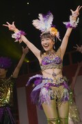 サンバ衣装の高城れに。©hajime kamiiisaka