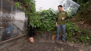 埋まるタカシ（超特急 / 左）。©︎ABCテレビ