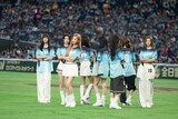 試合前にパフォーマンスするHearts2Hearts。©Lions official